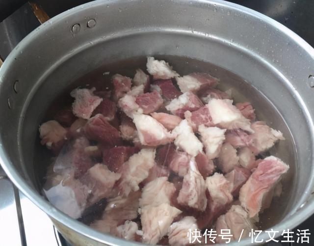 炖牛肉时，千万别着急下锅！多加这1步，软烂入味还不柴