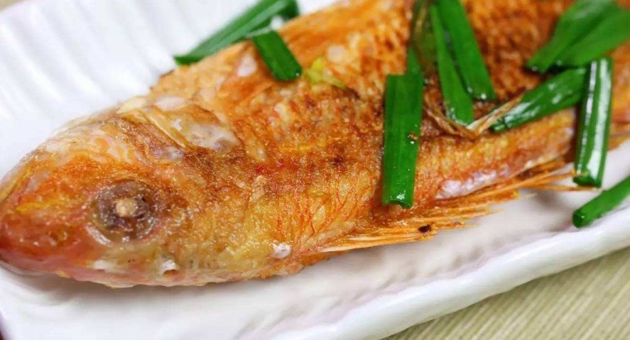 特别好用的煎鱼小技巧,烧热油之后加点料,鱼不粘锅,好看又好吃