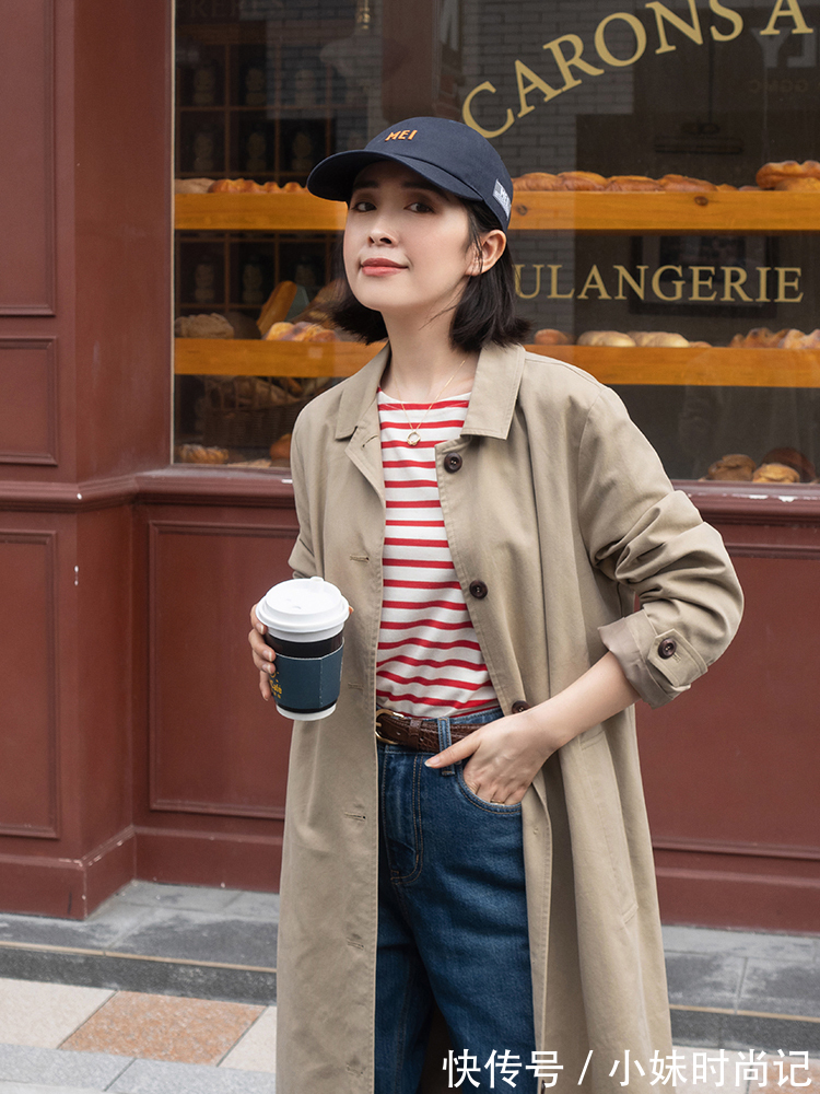 牛仔裤|38岁女性怎么穿风衣才洋气?搭配上蓝色衬衫和牛仔裤,高级又减龄