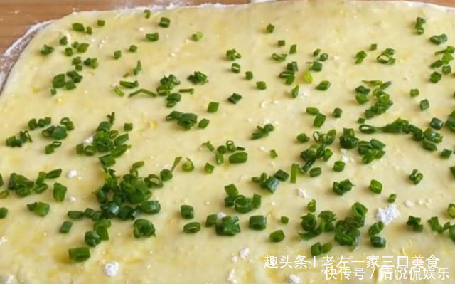刷上一层食|烙了2年的大饼,终于找到窍门了,这样做葱花饼,又软又香又好吃