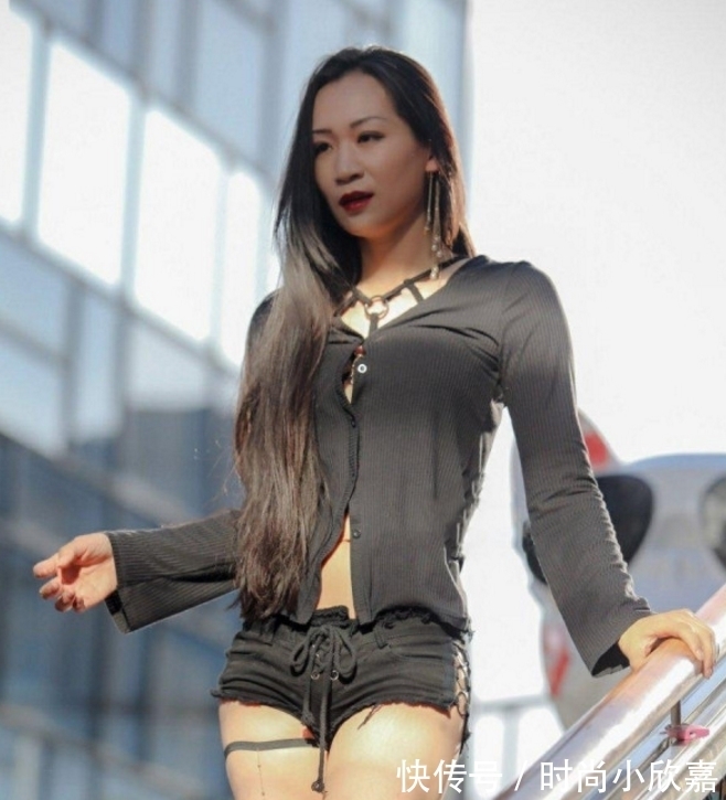 阿姨|腿上挂“铁链条”,阿姨穿搭真时髦,牛仔裤被从中间“割开”