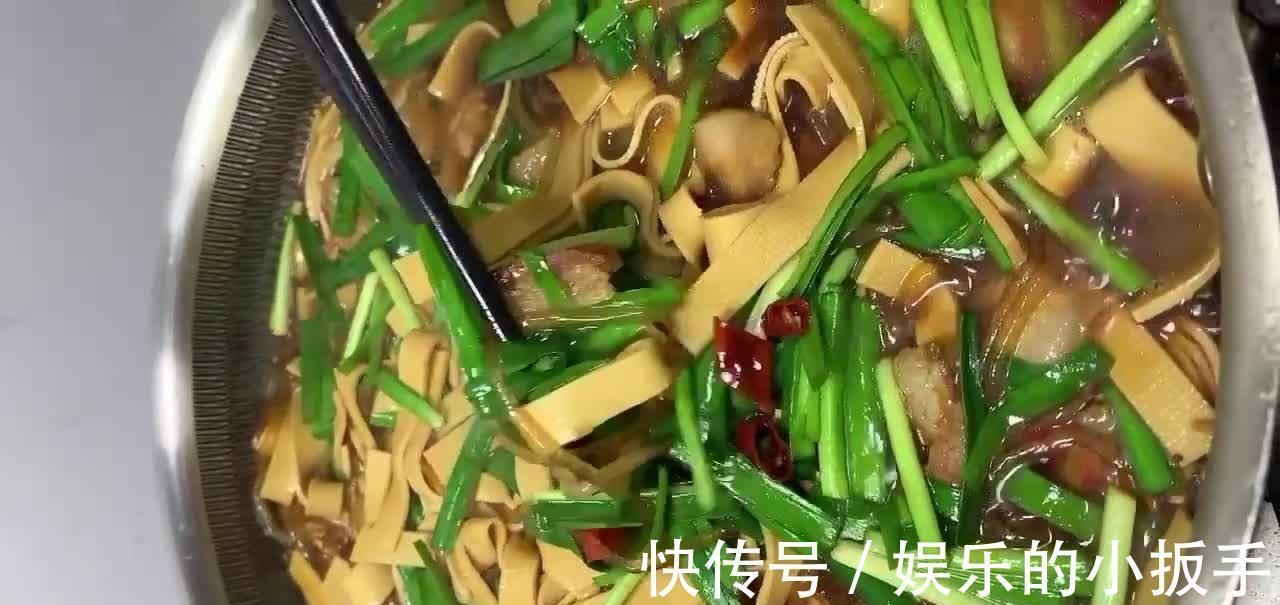 韭菜猪肉粉条炖干豆腐,咸香微辣劲道入味,做法既简单又下饭