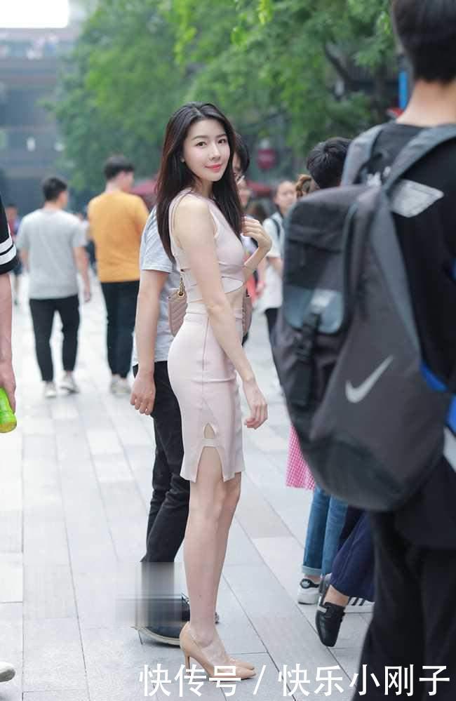 卡其色的连衣裙，搭配尖尖高跟鞋，尽显成熟女性独特的魅力