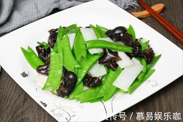 木耳|炒木耳,总是炸锅溅油,学会一个小技巧,轻松解决此问题,很实用