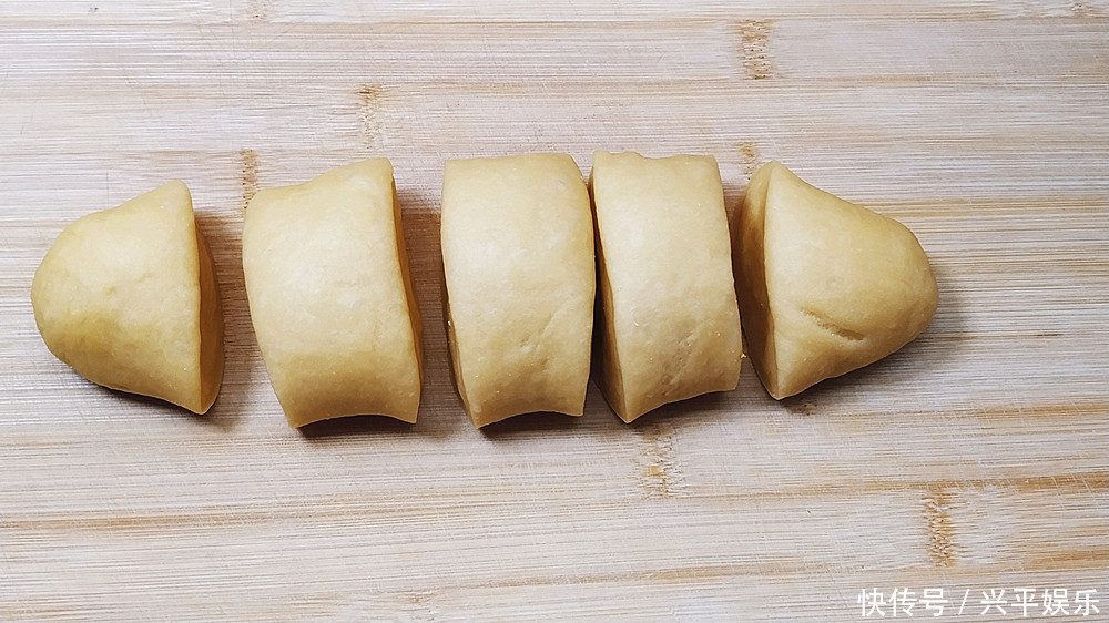 只要有面粉和鸡蛋,就可以做面包,做法简单,口感疏松,好吃香甜