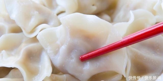 煮速冻饺子时，最怕开水下锅，牢记3个技巧，饺子不破皮不露馅