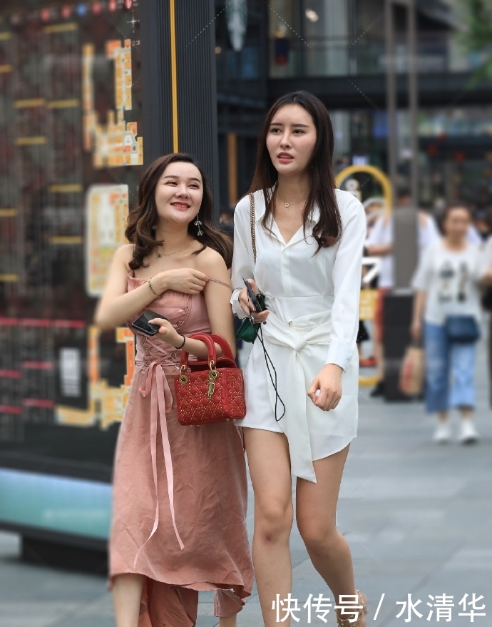 街拍：身高提升气质，穿上细跟高跟鞋，气场就是不一样！