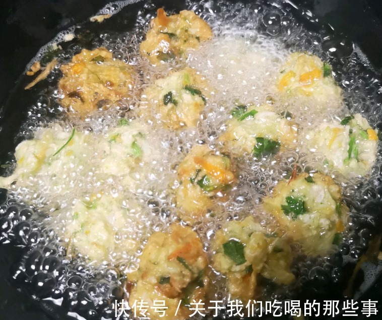 炸萝卜丸子,加面粉淀粉都不对,教你饭店不外传的做法,外酥里鲜