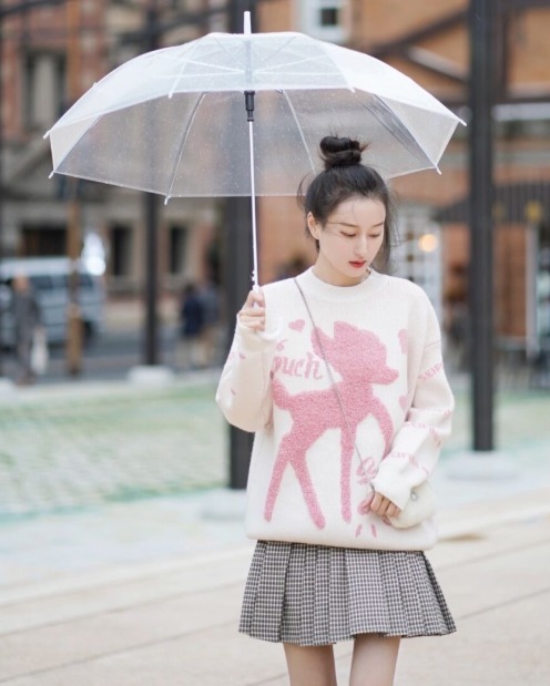 冬季|冬季放弃小黑裙吧,今年时兴这款“格纹裙”,时髦又显女人味!