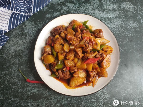 土豆和这肉是绝配，入冬后要常吃，滋补不上火，好吃到汤汁都不剩