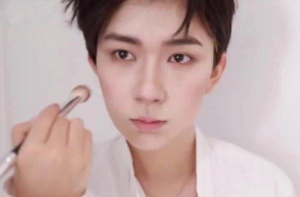 |小姐姐仿妆“易烊千玺”,开始别搞笑了,最后请带妆见我