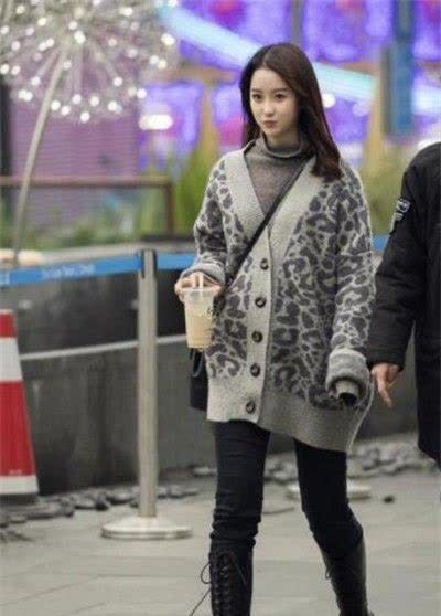 甜美可爱 超可爱的小姐姐, 展现性感酷雅气质, 笑容甜美可爱