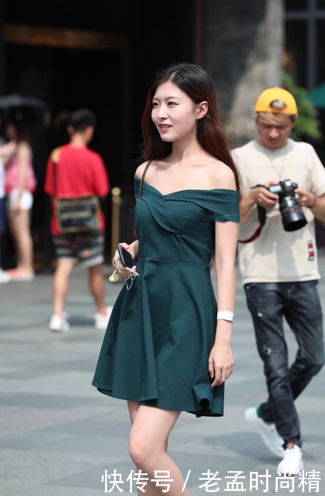街拍:每天穿搭要高雅舒适, 气质女孩更喜欢选裙装