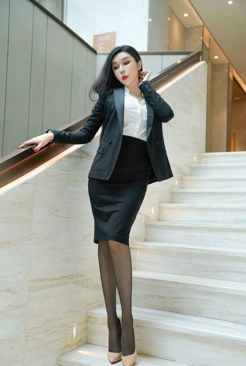 对面料 黑色的西装套裙干练不失成熟的魅力,贴合身形的剪裁设计衬托身材