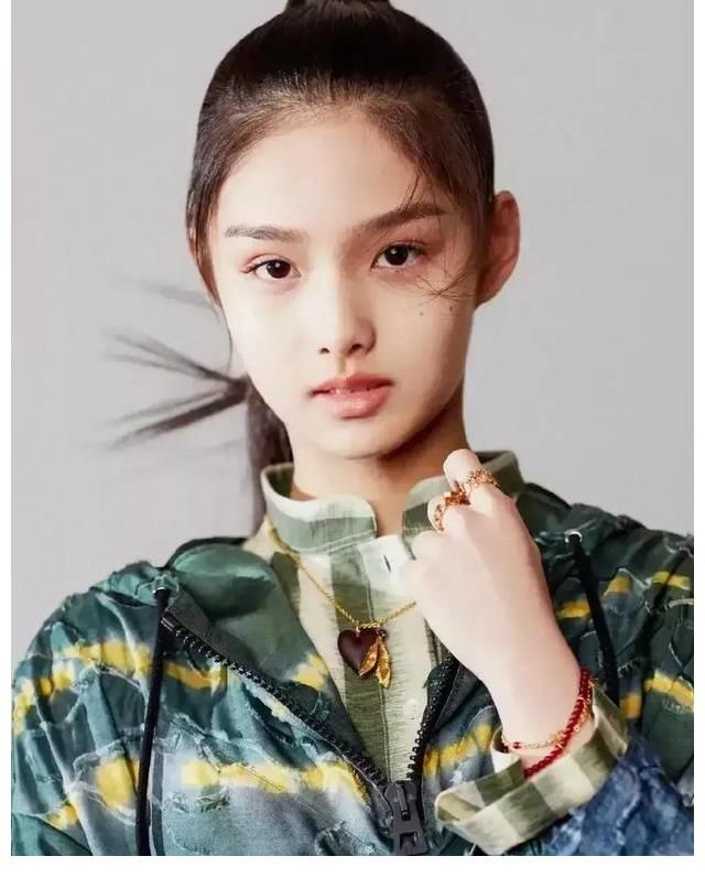 长津湖|在正在热播的电影（长津湖）中抛红领巾的小女孩名字叫艾米