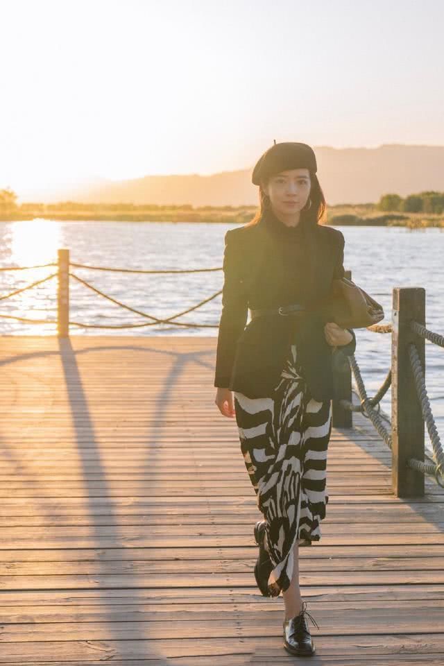 奔四的女人尽量少穿牛仔裙,看看三木这样穿多美,优雅大气上档次