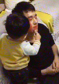 |搞笑GIF: 恐怕你要换一条裤子了 姑娘想都没想直接就坐了上去