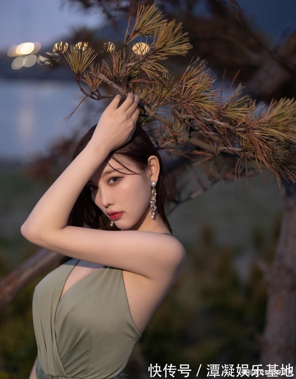 美美|风情万种的细吊带连衣裙,穿上它去拗造型,拍美美的度假照吧!
