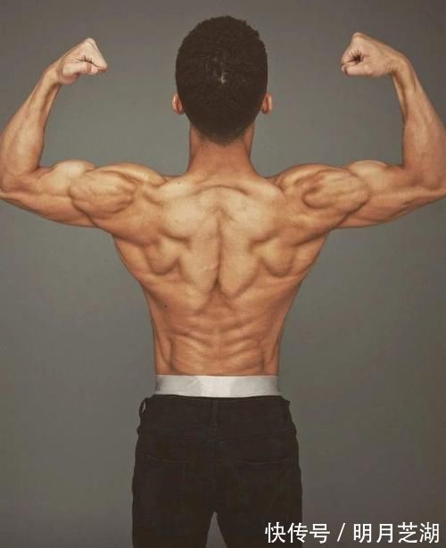 腹肌|家里贴满施瓦辛格海报，180cm小伙蜕变肌肉型男，8块腹肌太撩人