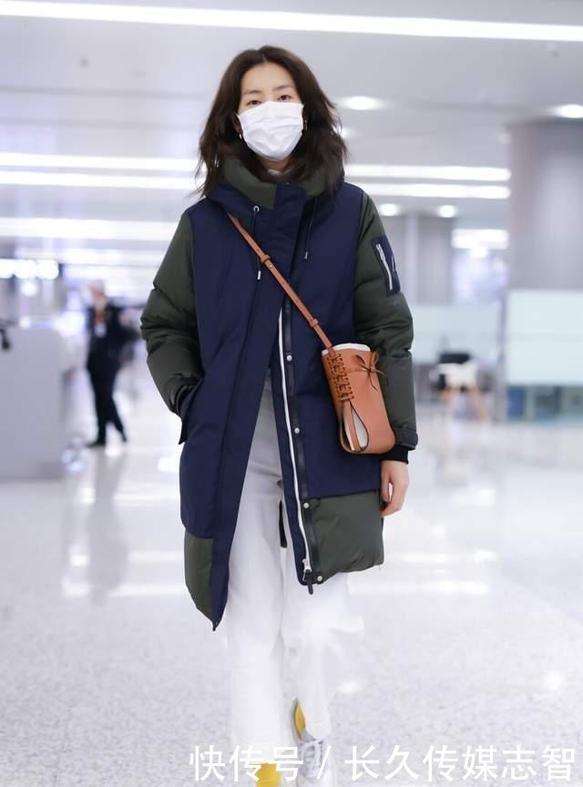 白裤|大表姐刘雯真有范,穿撞色棉衣配小白裤时髦干练,机场也能当秀场