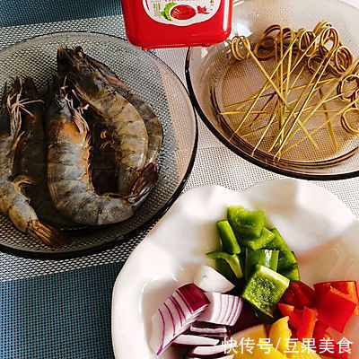 #暖冬酱在手，嗨吃部队锅#酱香五彩鲜虾串