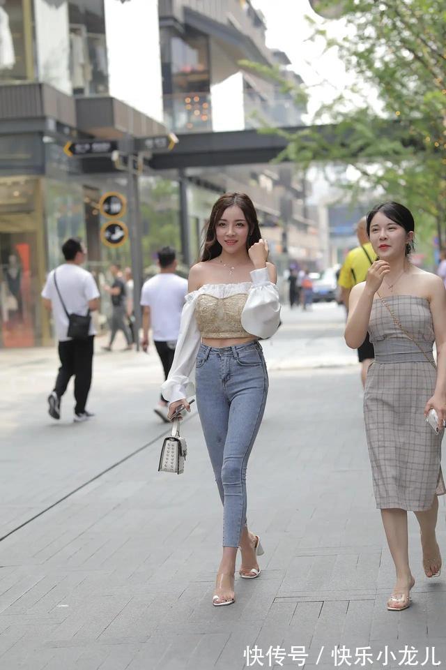 小姐姐 飘逸的刺绣抹胸吊带服,高腰束身的牛仔热裤,看上去时尚又大方