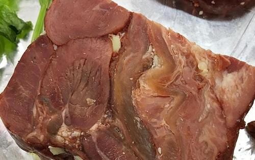 剛過55歲，稍微一摔就骨折了？專家提醒：平時(shí)要舍得吃3種肉