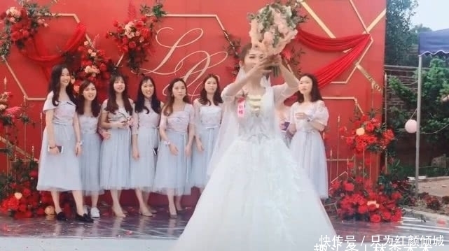 新娘仍手捧花,下一个动作令人愤怒,网友:其他闺蜜会吃醋的!