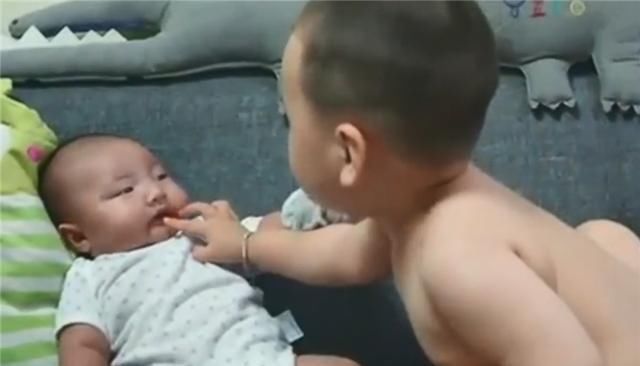 竞争感|2岁哥哥想抱抱弟弟,弟弟“吨位”太重抱不动,接下来画面真萌