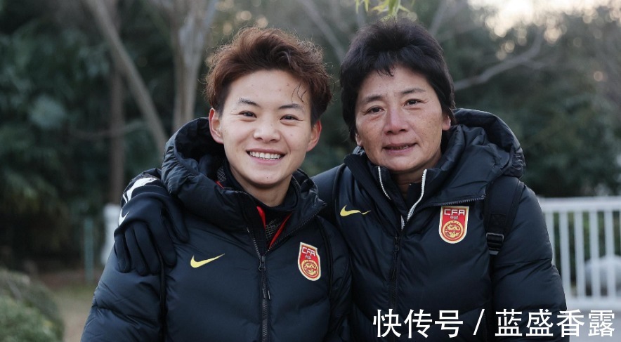 足球俱樂部|中國(guó)女足集結(jié)備戰(zhàn)亞洲杯，王霜與主帥水慶霞合影似母女！