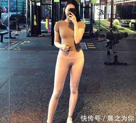 美女 -时尚潇洒的打底裤美女,突显魅力小蛮腰,非常招人喜欢!
