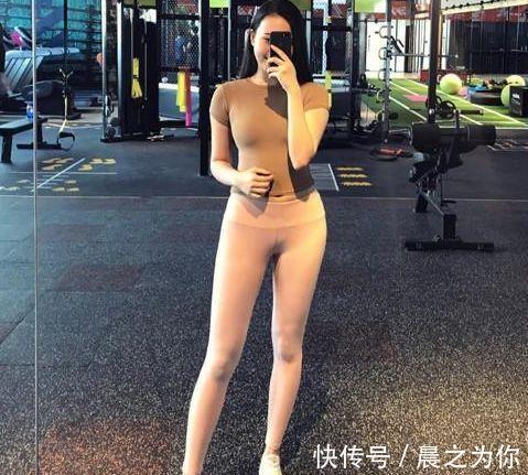 美女 -时尚潇洒的打底裤美女，突显魅力小蛮腰，非常招人喜欢！