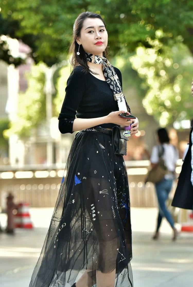 小姐姐|美女气质优雅,穿搭时尚,散发出女人味气息