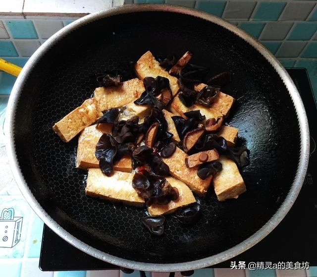 冬季，除鱼肉外还要常吃“它”，配2样食材一焖，比肉更香更营养