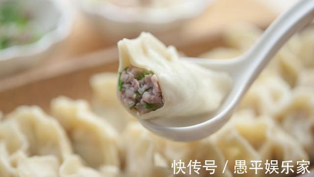 拌饺子馅时，记得先打水，很多人先加调料，难怪饺子馅发柴不入味