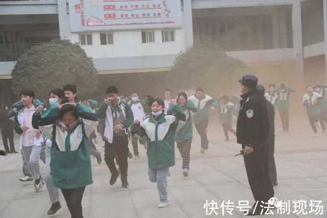红安县|红安县联合消防救援处置个人极端暴力行为演练在思源学校举行