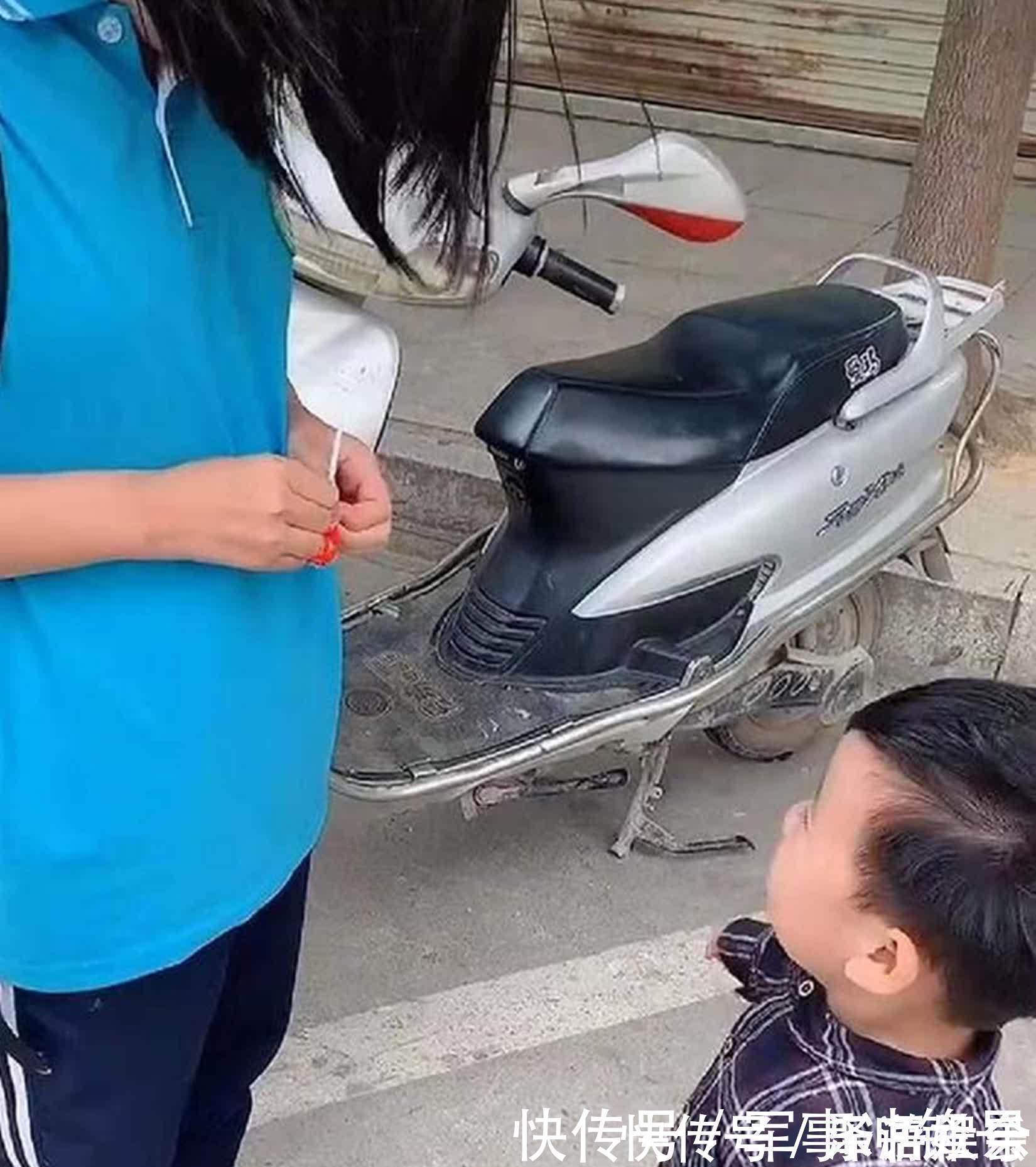 棒棒糖|弟弟去接姐姐放学回家,姐姐却绕路“消失”,结果却很暖心