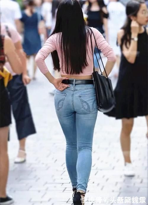 粉色 小姐姐粉色上衣配紧身牛仔裤,虽是长裤长袖,却不失青春靓丽!