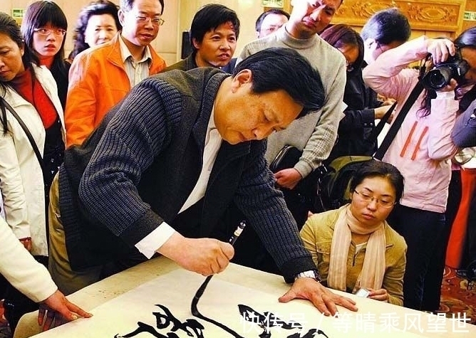 中书协会!明星抢了书法家的饭碗?中书协会员唐国强的书法个性强烈,笔力足