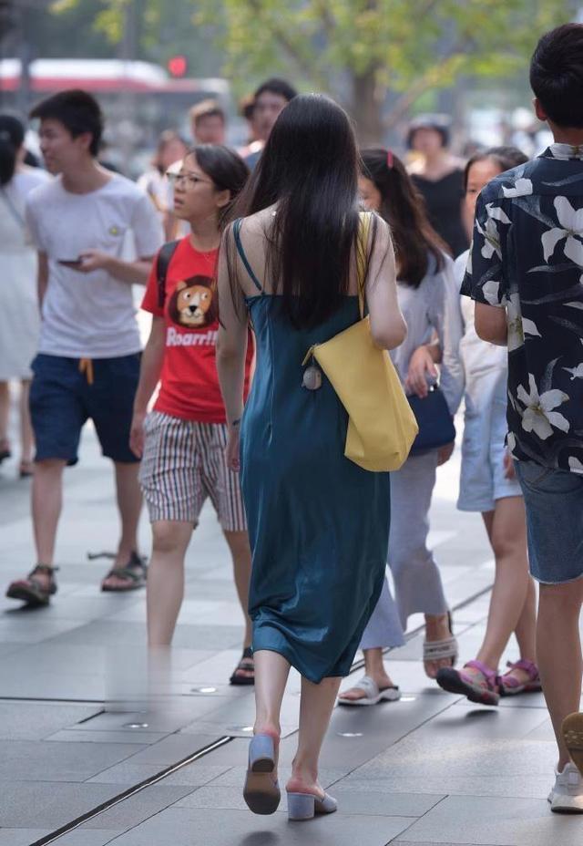 裙子|姑娘看着挺年轻, 但这身穿搭, 却浑身充满“贵妇”气息