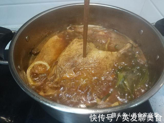 金黄|沙县小吃10元一只的鸭腿,在家9.9元卤一锅,色泽金黄诱人超好吃