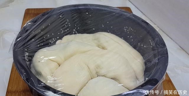 以后面粉就这样做,加3个鸡蛋,不用烤不用蒸,比蛋糕都香甜好吃