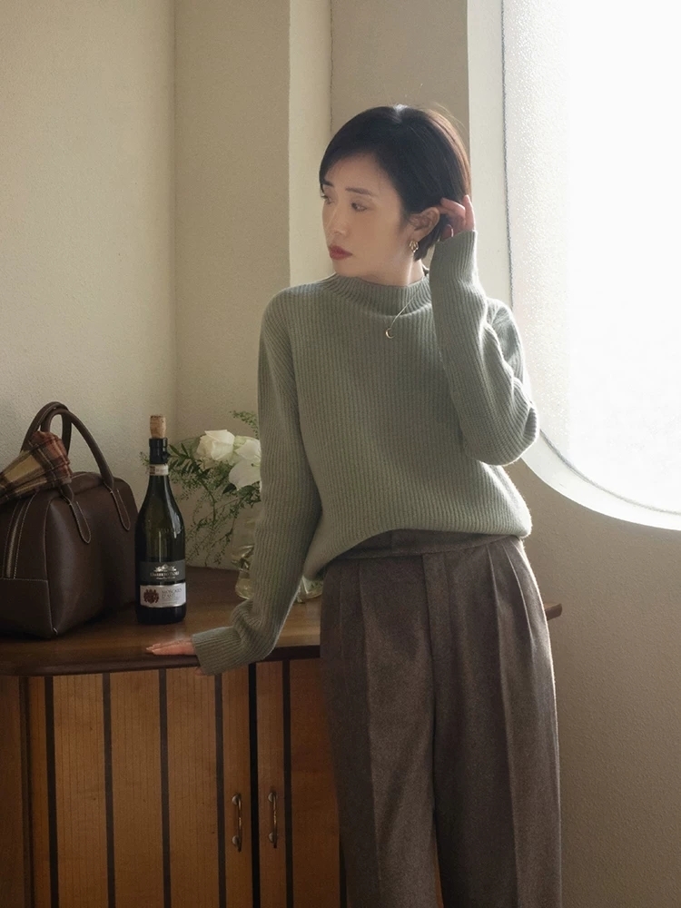 灰绿色 讲真,毛衣才是冬季穿搭的王者单品,柔软舒适又保暖,谁穿都好看