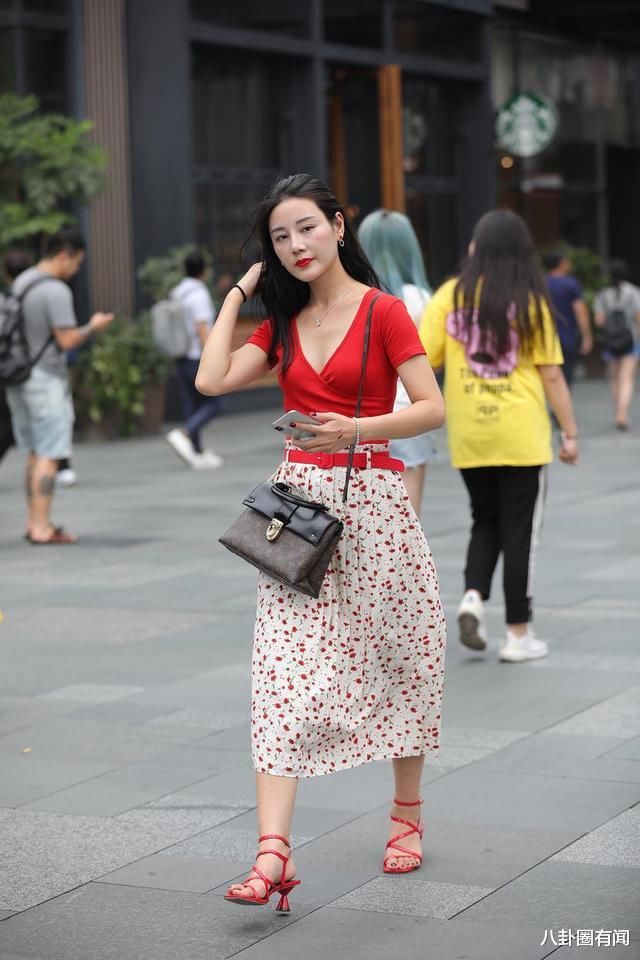 玫红小巧V领T恤衫，搭配高腰碎花裙，彰显清纯与甜美气息