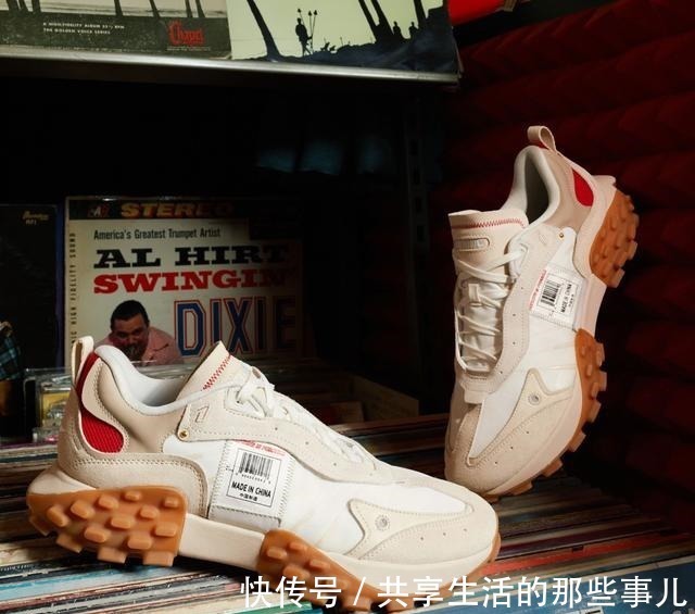 材质 夸张设计真潮真吸睛,高级复古气质满分的神仙跑鞋!