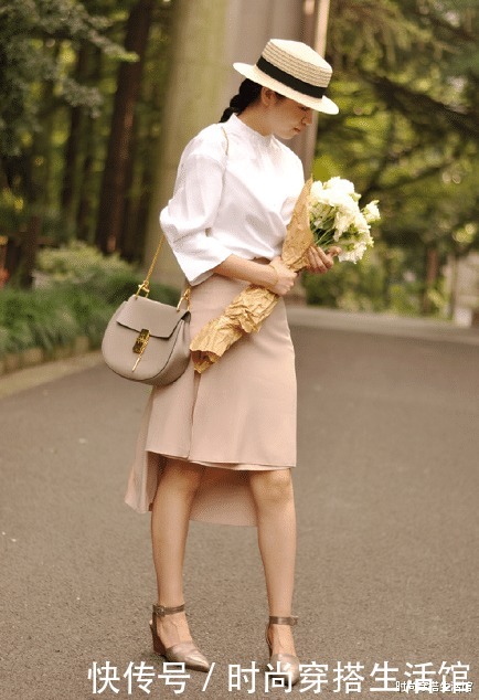 都知道白色毛衣高级,那怎样穿才好看?学三木这样穿,优雅又时髦