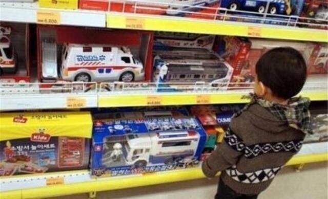 当场|“活久见”,儿子想买玩具,老爸当场撒娇,儿子起来,我不买了