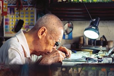  岁月|他把岁月藏在修好的钟表里（图）