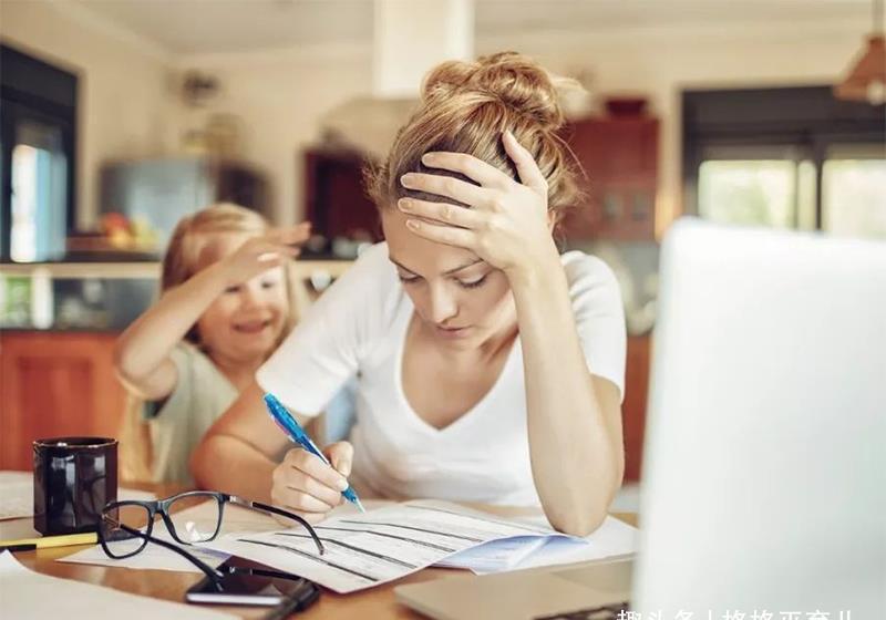 陪伴|上班朝9晚5,晚上要陪孩子,为什么有些人还选择当全职妈妈?