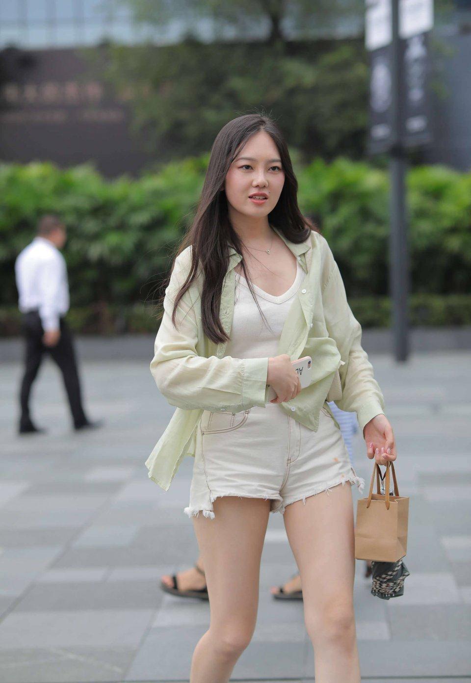 拖鞋|街拍美女:浅绿色外套治愈又可爱,穿出清新甜美风